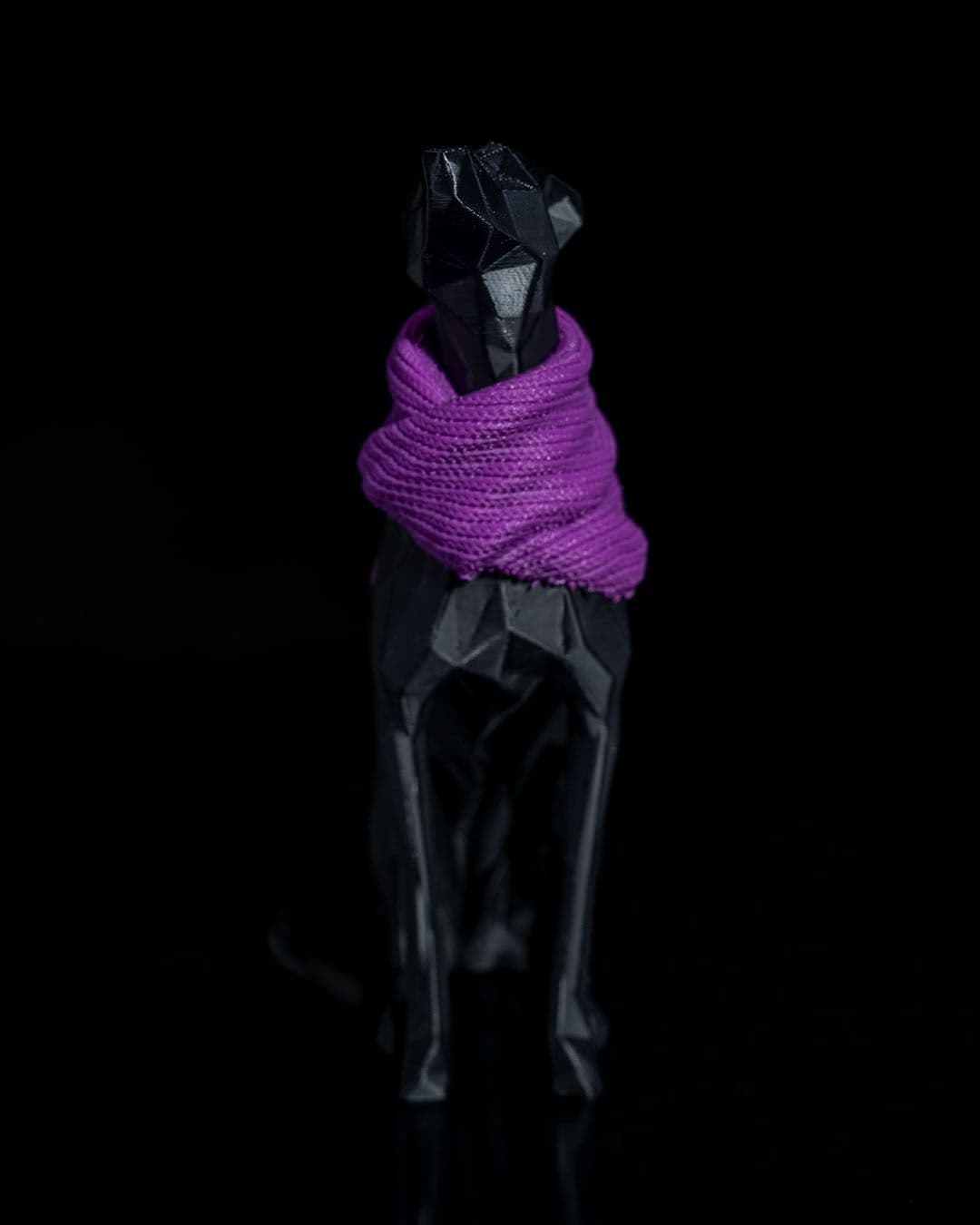 Escultura Decorativa Cachorro Low Poly com Cachecol Texturizado